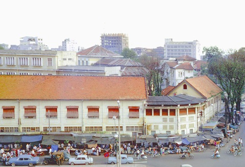 Lê Lợi, đại lộ tình yêu - Kỳ 3: Lê Lợi, đại lộ đâu chỉ có tình yêu - Ảnh 2. Một đoạn phố sách Lê Lợi trước 1975 - Ảnh tư liệu