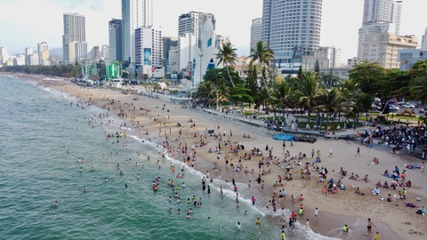 Du khách chen nhau chật kín cả trên đường, dưới bãi biển Nha Trang - Ảnh 9. Du khách chen nhau chật kín cả trên đường, dưới bãi biển Nha Trang - Ảnh 9.