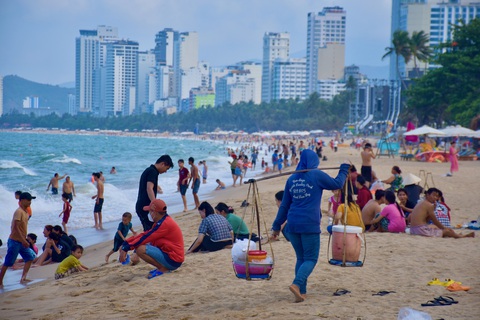 Du khách chen nhau chật kín cả trên đường, dưới bãi biển Nha Trang - Ảnh 10. Du khách chen nhau chật kín cả trên đường, dưới bãi biển Nha Trang - Ảnh 10.
