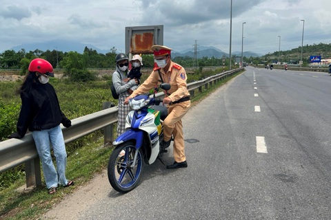 Về quê nghỉ lễ được cảnh sát giao thông Đà Nẵng dừng xe để tặng bánh trái - Ảnh 2. Về quê nghỉ lễ được cảnh sát giao thông Đà Nẵng dừng xe để tặng bánh trái - Ảnh 2.