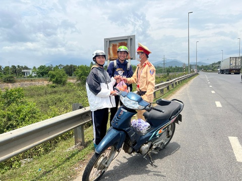 Về quê nghỉ lễ được cảnh sát giao thông Đà Nẵng dừng xe để tặng bánh trái - Ảnh 4. Về quê nghỉ lễ được cảnh sát giao thông Đà Nẵng dừng xe để tặng bánh trái - Ảnh 4.