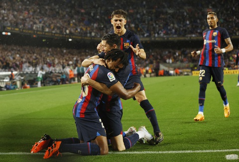 Barca bỏ xa Real Madrid 11 điểm, Lewandowski vượt mặt Benzema - Ảnh 1. Barca bỏ xa Real Madrid 11 điểm, Lewandowski vượt mặt Benzema - Ảnh 1.