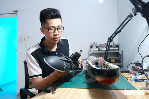 Chàng sinh viên mê chế tạo tàu ngầm mini - Ảnh 1. Chàng sinh viên mê chế tạo tàu ngầm mini - Ảnh 1.