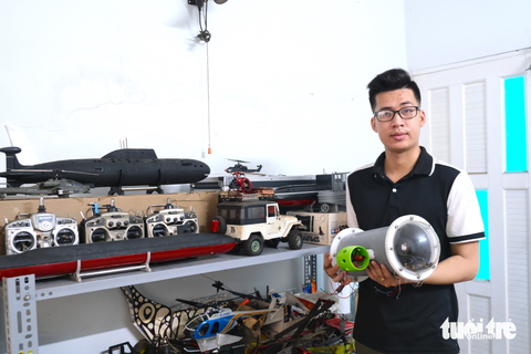 Chàng sinh viên mê chế tạo tàu ngầm mini - Ảnh 3. Chàng sinh viên mê chế tạo tàu ngầm mini - Ảnh 3.