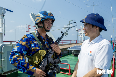 Mong các đoàn ra thăm anh em ở Trường Sa và nhà giàn nhiều hơn - Ảnh 1. Mong các đoàn ra thăm anh em ở Trường Sa và nhà giàn nhiều hơn - Ảnh 1.
