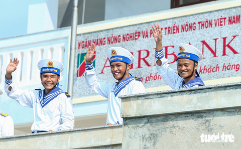 Mong các đoàn ra thăm anh em ở Trường Sa và nhà giàn nhiều hơn - Ảnh 15. Mong các đoàn ra thăm anh em ở Trường Sa và nhà giàn nhiều hơn - Ảnh 15.
