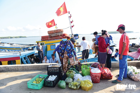 Giấc mơ chữ “An” của Thạnh An - Ảnh 1. Bến tàu là nơi kết nối các nhu cầu sống của Thạnh An với đất liền, chuyển giao hàng hóa, lại chuyển giao cả những bệnh nhân cần "giờ vàng" cấp cứu - Ảnh: DUYÊN PHAN