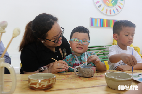 Trải nghiệm làm thợ gốm Bát Tràng ở Cần Thơ - Ảnh 2. Trải nghiệm làm thợ gốm Bát Tràng ở Cần Thơ - Ảnh 2.