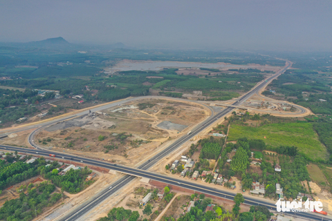 Vì sao cao tốc Phan Thiết - Dầu Giây tắc hai đầu ra vào? - Ảnh 6. Vì sao cao tốc Phan Thiết - Dầu Giây tắc hai đầu ra vào? - Ảnh 6.