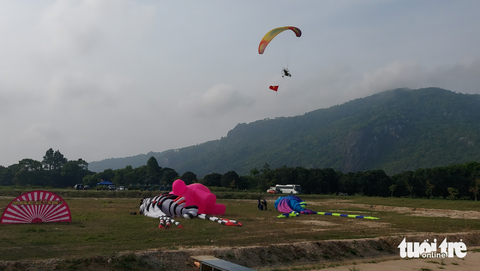 Dù lượn, diều lượn và máy bay mô hình trên bầu trời Tri Tôn - Ảnh 1. Dù lượn, diều lượn và máy bay mô hình trên bầu trời Tri Tôn - Ảnh 1.