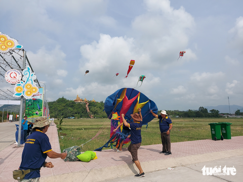 Dù lượn, diều lượn và máy bay mô hình trên bầu trời Tri Tôn - Ảnh 3. Dù lượn, diều lượn và máy bay mô hình trên bầu trời Tri Tôn - Ảnh 3.