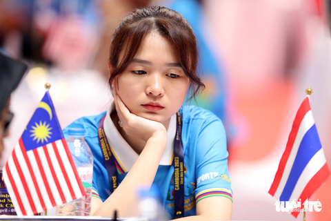 Khi trọng tài cờ ốc còn... đẹp hơn cả vận động viên - Ảnh 1. Khi trọng tài cờ ốc còn... đẹp hơn cả vận động viên - Ảnh 1.