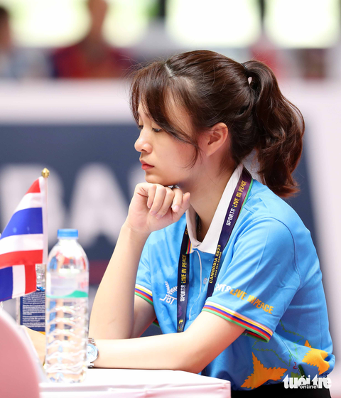 Khi trọng tài cờ ốc còn... đẹp hơn cả vận động viên - Ảnh 2. Khi trọng tài cờ ốc còn... đẹp hơn cả vận động viên - Ảnh 2.