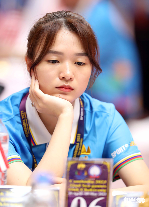 Khi trọng tài cờ ốc còn... đẹp hơn cả vận động viên - Ảnh 5. Khi trọng tài cờ ốc còn... đẹp hơn cả vận động viên - Ảnh 5.