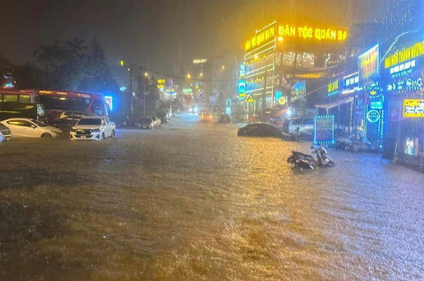Mưa đá khiến 1.600 nhà bị hư hỏng, Sa Pa ngập lụt giữa đêm - Ảnh 1. Mưa đá khiến 1.600 nhà bị hư hỏng, Sa Pa ngập lụt giữa đêm - Ảnh 1.