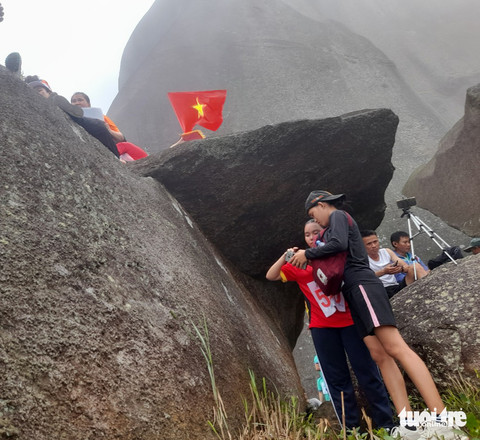 Du khách cùng vận động viên hứng thú chinh phục đỉnh Đá Bia - Ảnh 7. Du khách cùng vận động viên hứng thú chinh phục đỉnh Đá Bia - Ảnh 7.