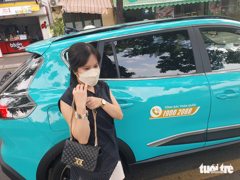 Ngày đầu taxi điện chạy ở TP.HCM, khách đặt xe đi cà phê, mua sắm - Ảnh 1. Ngày đầu taxi điện chạy ở TP.HCM, khách đặt xe đi cà phê, mua sắm - Ảnh 1.
