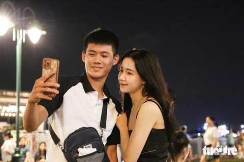 Hàng ngàn người đến trung tâm TP.HCM xem pháo hoa - Ảnh 7. Hàng ngàn người đến trung tâm TP.HCM xem pháo hoa - Ảnh 7.