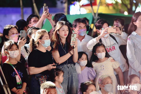 Hàng ngàn người đến trung tâm TP.HCM xem pháo hoa - Ảnh 9. Hàng ngàn người đến trung tâm TP.HCM xem pháo hoa - Ảnh 9.