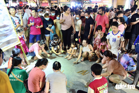 Hàng ngàn người đến trung tâm TP.HCM xem pháo hoa - Ảnh 11. Hàng ngàn người đến trung tâm TP.HCM xem pháo hoa - Ảnh 11.