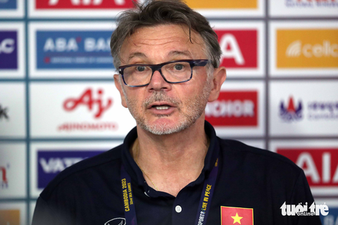 HLV Philippe Troussier: Đội bóng xứng đáng hơn đã giành chiến thắng - Ảnh 1. HLV Philippe Troussier: Đội bóng xứng đáng hơn đã giành chiến thắng - Ảnh 1.