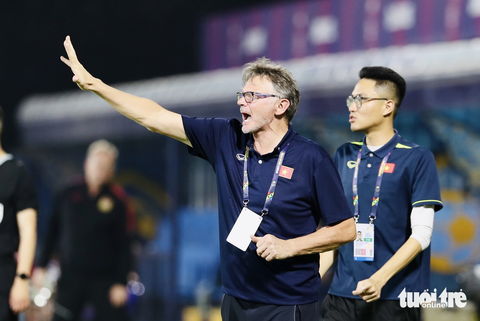 HLV Philippe Troussier: Đội bóng xứng đáng hơn đã giành chiến thắng - Ảnh 2. HLV Philippe Troussier: Đội bóng xứng đáng hơn đã giành chiến thắng - Ảnh 2.