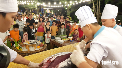 Du khách mãn nhãn với màn phi lê con cá ngừ đại dương nửa tạ - Ảnh 2. Du khách mãn nhãn với màn phi lê con cá ngừ đại dương nửa tạ - Ảnh 2.