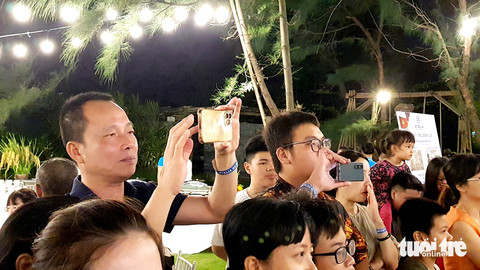 Du khách mãn nhãn với màn phi lê con cá ngừ đại dương nửa tạ - Ảnh 7. Du khách mãn nhãn với màn phi lê con cá ngừ đại dương nửa tạ - Ảnh 7.
