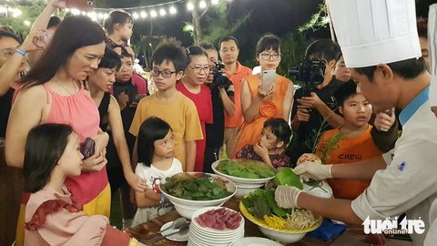 Du khách mãn nhãn với màn phi lê con cá ngừ đại dương nửa tạ - Ảnh 10. Du khách mãn nhãn với màn phi lê con cá ngừ đại dương nửa tạ - Ảnh 10.