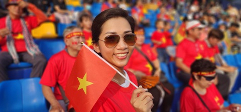 Cổ động viên Việt Nam đổ về lấp đầy sân vận động Visakha - Ảnh 3. Cổ động viên Việt Nam đổ về lấp đầy sân vận động Visakha - Ảnh 3.