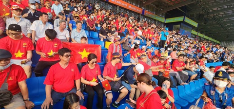 Cổ động viên Việt Nam đổ về lấp đầy sân vận động Visakha - Ảnh 6. Cổ động viên Việt Nam đổ về lấp đầy sân vận động Visakha - Ảnh 6.