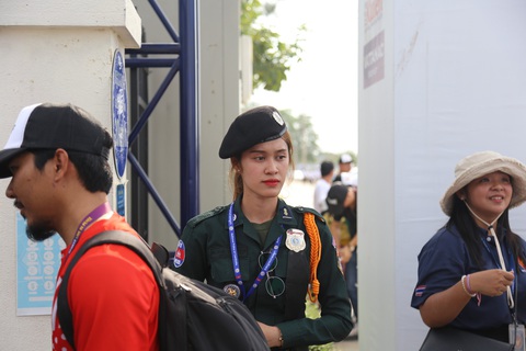 Cổ động viên Việt Nam đổ về lấp đầy sân vận động Visakha - Ảnh 5. Cổ động viên Việt Nam đổ về lấp đầy sân vận động Visakha - Ảnh 5.