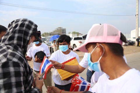 Người Khmer gốc Việt phát khăn, cờ cho cổ động viên các nước - Ảnh 4. Nhóm của anh Seok Li dự kiến sẽ phát vật dụng cho đến tận khi trận Việt Nam - Lào bắt đầu - Ảnh: HUY ĐĂNG