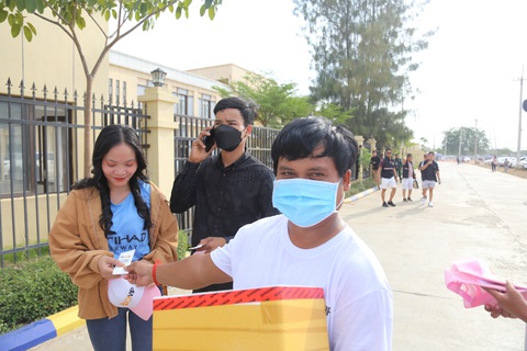 Người Khmer gốc Việt phát khăn, cờ cho cổ động viên các nước - Ảnh 1. Anh Seok Li phát khăn cho các cổ động viên - Ảnh: HUY ĐĂNG