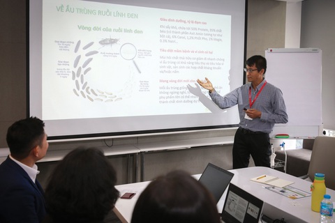 Hạnh Phúc, Harvard & rác thải - Ảnh 1. Huỳnh Hạnh Phúc chia sẻ về những thử thách khi cho ấu trùng ruồi lính đen xử lý vỏ trái cây - Ảnh: NVCC