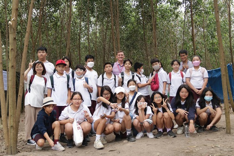 Hạnh Phúc, Harvard & rác thải - Ảnh 9. Các bạn trẻ tìm hiểu Green Connect tại trang trại