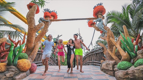 Những “thỏi nam châm” du lịch miền Nam thu hút khách ngày đầu nghỉ lễ - Ảnh 3. Bên cạnh đó là các trò chơi mạo hiểm, hiện đại hàng đầu châu Á tại công viên nước Aquatopia