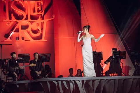 Uyên Linh, Ái Phương làm mới các ca khúc nhạc phim - Ảnh 3. Uyên Linh, Ái Phương làm mới các ca khúc nhạc phim - Ảnh 3.
