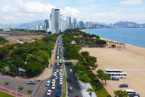 Du khách chen nhau chật kín cả trên đường, dưới bãi biển Nha Trang - Ảnh 7. Du khách chen nhau chật kín cả trên đường, dưới bãi biển Nha Trang - Ảnh 7.