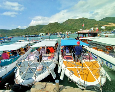 Du khách chen nhau chật kín cả trên đường, dưới bãi biển Nha Trang - Ảnh 1. Du khách chen nhau chật kín cả trên đường, dưới bãi biển Nha Trang - Ảnh 1.