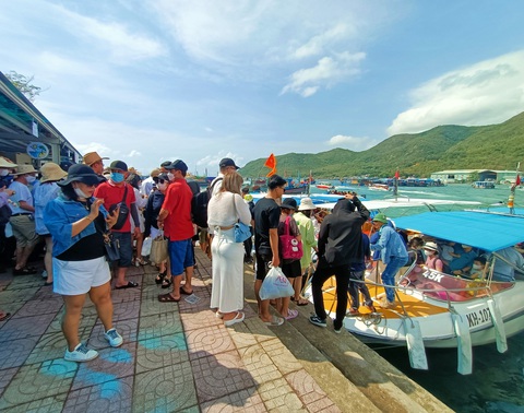 Du khách chen nhau chật kín cả trên đường, dưới bãi biển Nha Trang - Ảnh 2. Du khách chen nhau chật kín cả trên đường, dưới bãi biển Nha Trang - Ảnh 2.