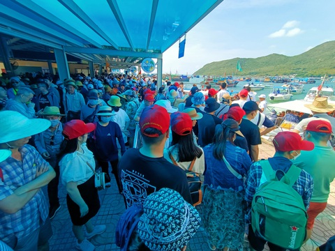 Du khách chen nhau chật kín cả trên đường, dưới bãi biển Nha Trang - Ảnh 3. Du khách chen nhau chật kín cả trên đường, dưới bãi biển Nha Trang - Ảnh 3.