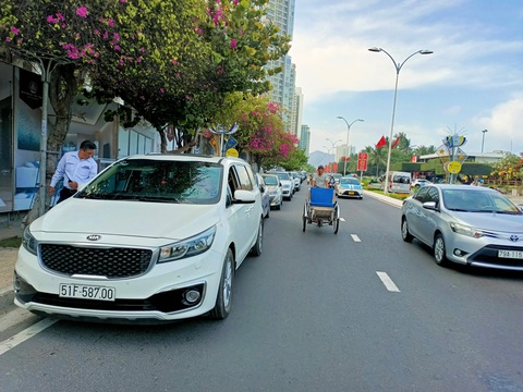 Du khách chen nhau chật kín cả trên đường, dưới bãi biển Nha Trang - Ảnh 8. Du khách chen nhau chật kín cả trên đường, dưới bãi biển Nha Trang - Ảnh 8.