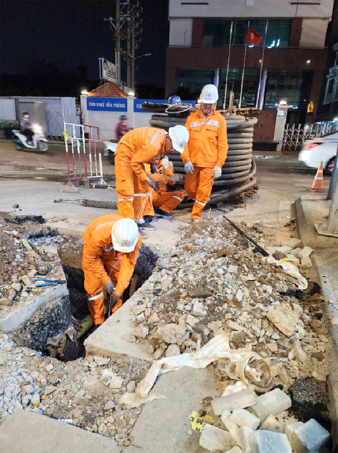 Những người trẻ không ngại việc khó - Ảnh 1. Các thợ điện trẻ Đoàn Tổng công ty Điện lực TP.HCM thi công công trình tại Bệnh viện đa khoa Tâm Anh - Ảnh: C.K.