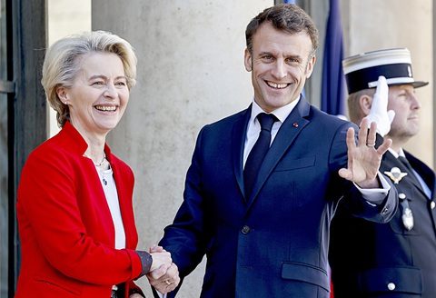 Lá bài của ông Macron với Mỹ - Trung - Ảnh 1. Ông Macron bắt tay với bà Ursula von der Leyen trước cuộc họp của cả hai ở Điện Elysee, Paris ngày 3-4. Cả hai dự kiến cùng thăm Trung Quốc - Ảnh: AFP