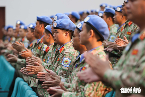 Chủ tịch nước cùng Toàn quyền Úc trồng cây, mong ước hòa bình, phát triển cho hai nước - Ảnh 5. Các quân nhân mũ nồi xanh Việt Nam vỗ tay chào đón Chủ tịch nước và Toàn quyền Úc bước vào hội trường - Ảnh: NGUYỄN KHÁNH