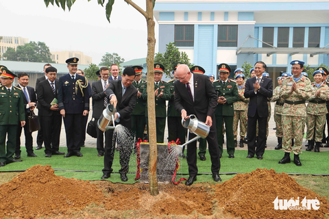 Chủ tịch nước Võ Văn Thưởng và Toàn quyền Úc David Hurley cùng tưới nước cho