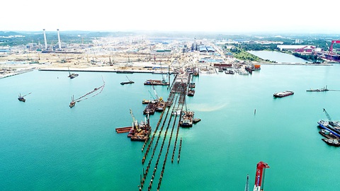 Tăng trưởng đảo chiều, vì sao? - Ảnh 1. Sản xuất công nghiệp đang gặp khó khăn, đặc biệt là giá thép giảm sâu khiến cho GRDP bị ảnh hưởng - Ảnh: TRẦN MAI
