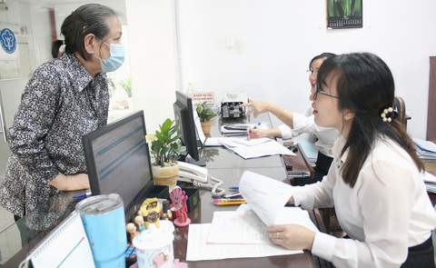 Tọa đàm "Người trẻ có sợ trách nhiệm" - Ảnh 1. Cán bộ, công chức trẻ tiếp và giải đáp các thắc mắc về thủ tục hành chính cho người dân - Ảnh: Q.L.