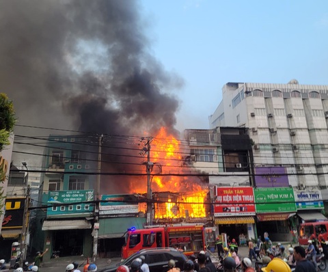 Cháy nhà trên quốc lộ 13, hai cửa hàng bị vạ lây - Ảnh 1. Cháy nhà trên quốc lộ 13, hai cửa hàng bị vạ lây - Ảnh 1.